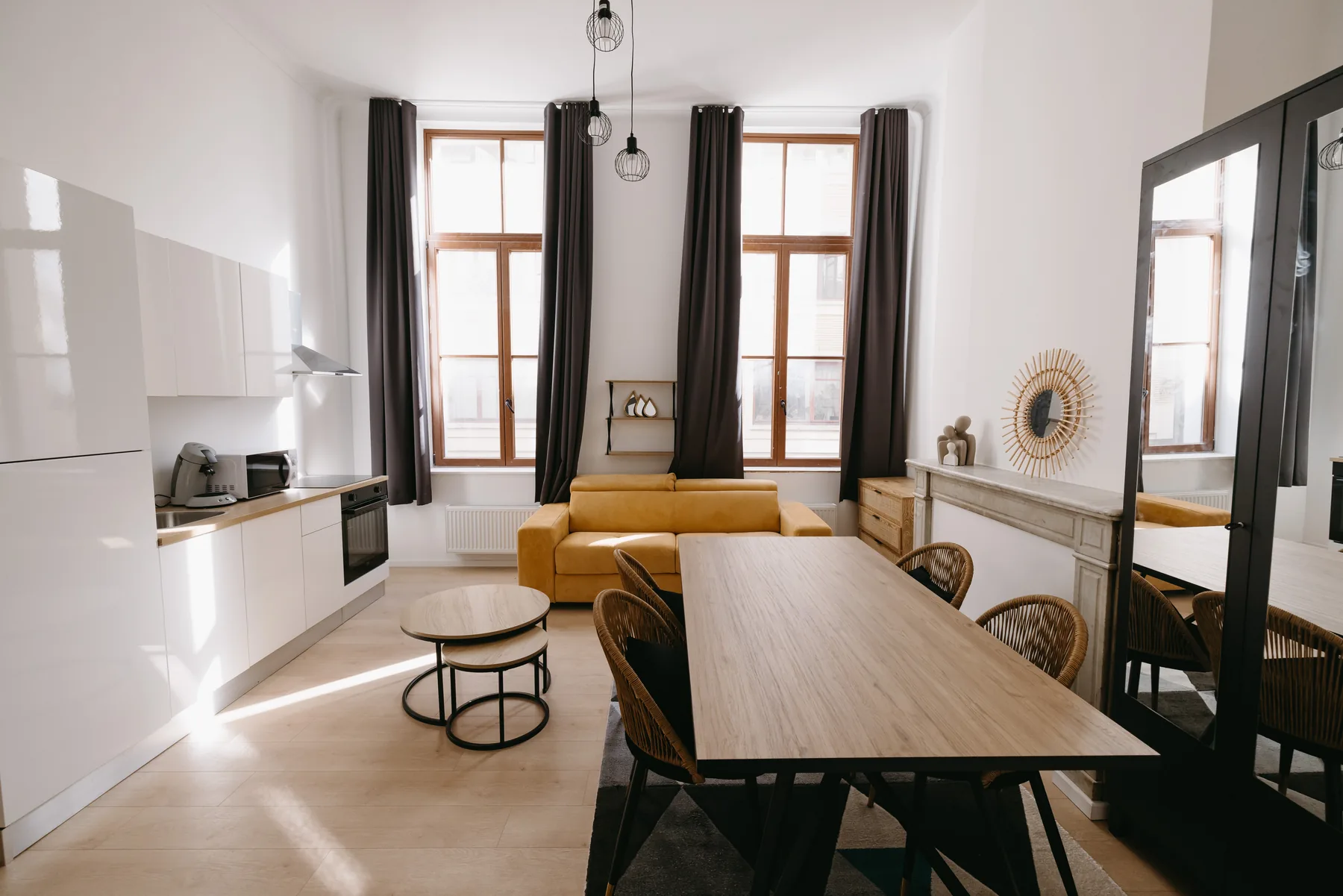 Intérieur lumineux avec cuisine ouverte