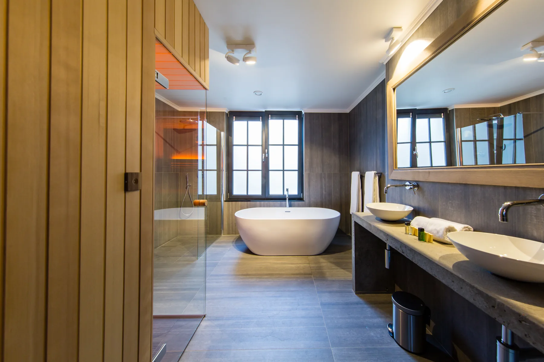Salle de bain contemporaine aménagée